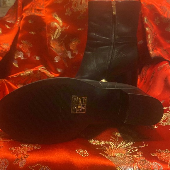 Sleek and Chic over the ankle booties… Armani Jean - Picture 4 of 7